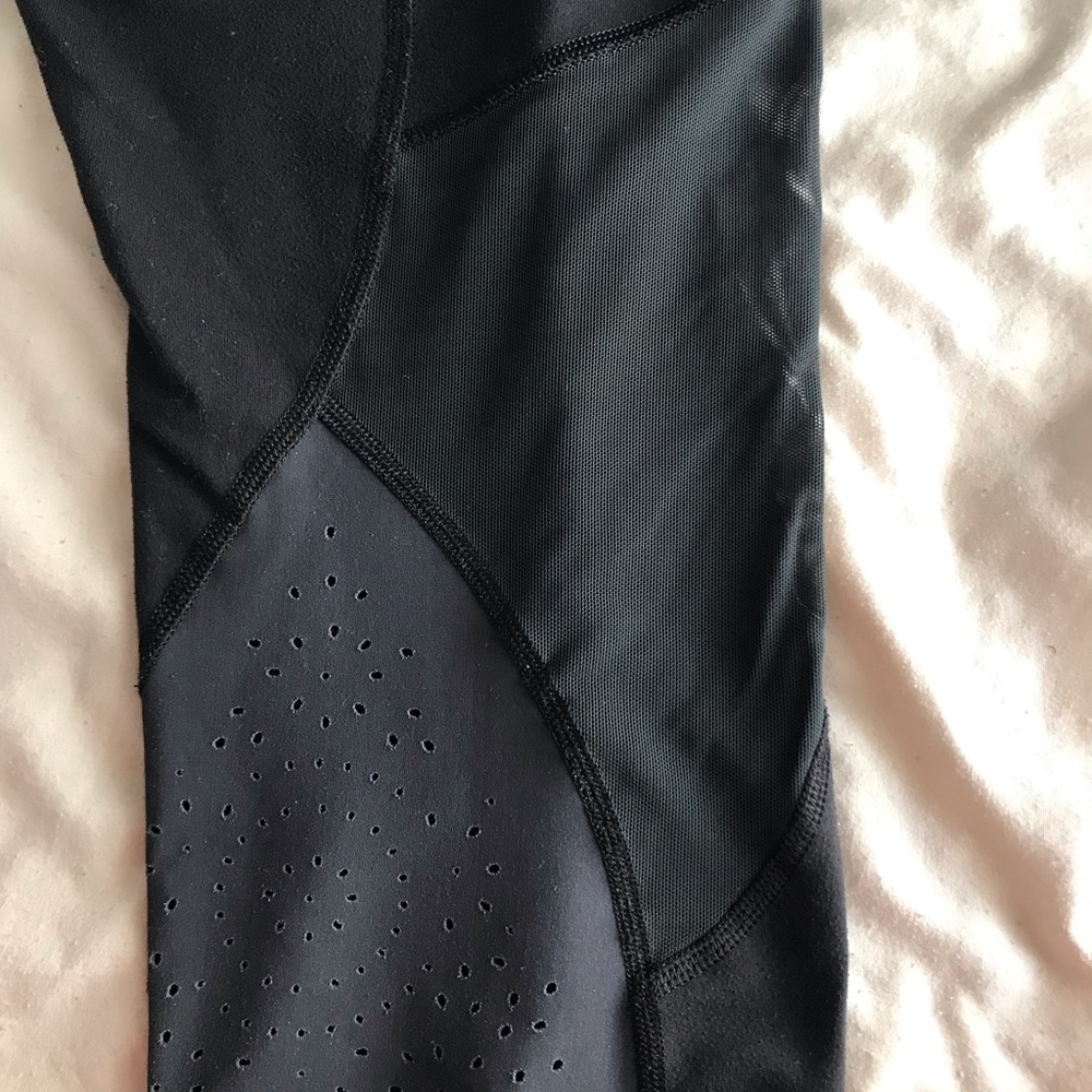 Lululemon set size 12. Racer back top with mesh accent and capri leggings - Picture 10 of 12